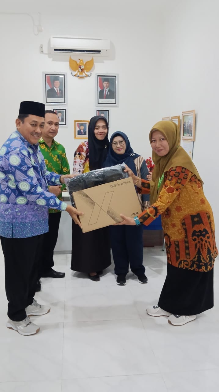 Leni Maria, S.Pd., MPBIng Student, Wins Provincial Award as Outstanding Madrasah Teacher